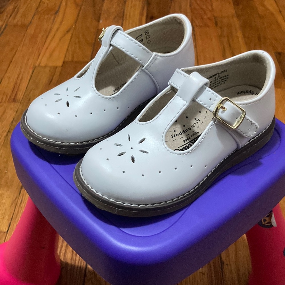 White kids Oxford shoe
